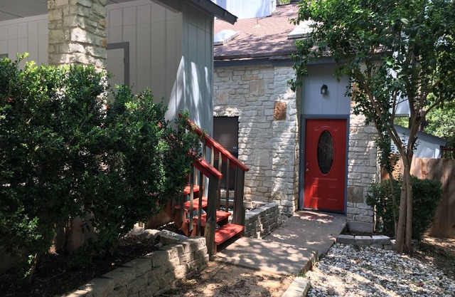 Large Condo Near Downtown, Airport and University