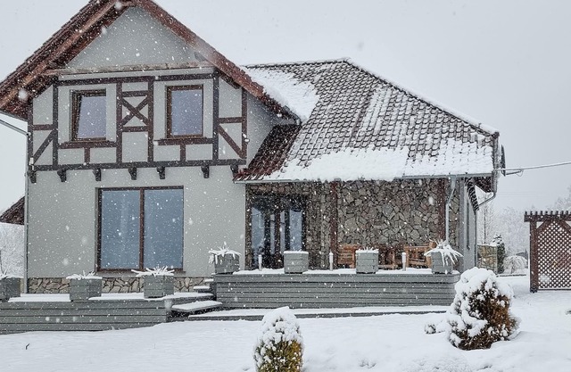 Large cottage with wonderful views.