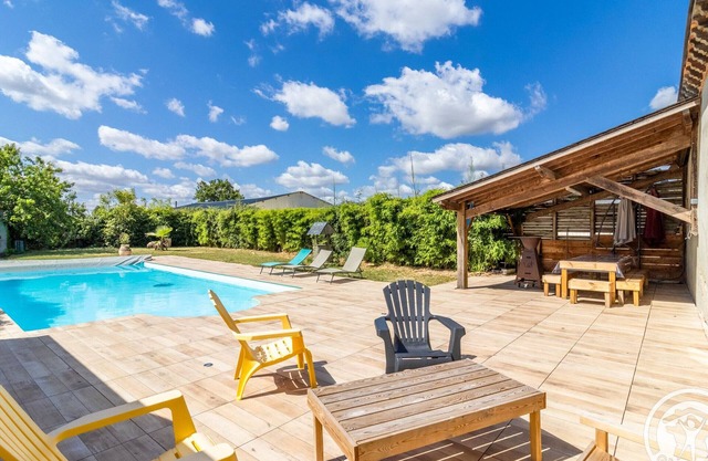 Large country house with pool and air conditioning