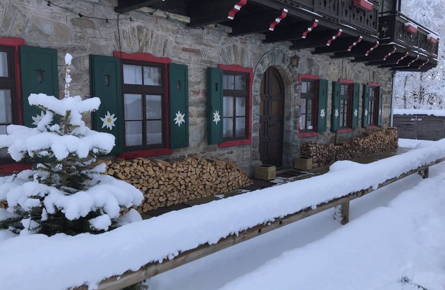 Large cozy ski lodge located close to the Kitzsteinhorn glacier