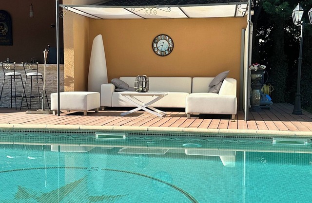 Large detached villa in Avignon for 12 people