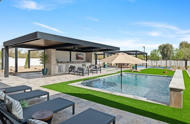 Large entertainment 4-bedroom home in Surprise - Pickleball Court, Pool, Bocce