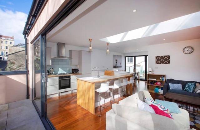 Large family, city centre Coach House