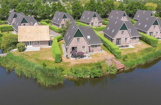 Large group villa with a sauna, a whirlpool, and five bedrooms at the luxurious Beach Resort Makkum by the IJsselmeer.