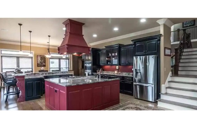 Large Home on Bluewater/Sleep 24/with boats
