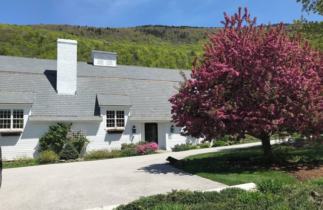Large Home with Stunning Views and Close to Manchester and Skiing!