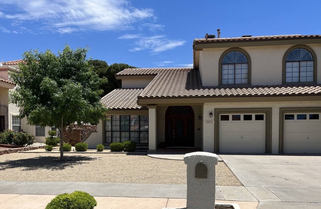 Large Home With Swimming Pool And Pool Table