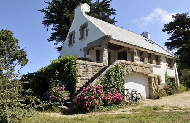 LARGE HOUSE ON THE ROSE GRANITE COAST VIEW AND 200M SEA