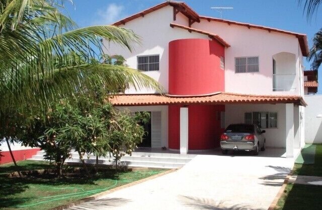 Large house with three comfortable suites, pool, barbecue.