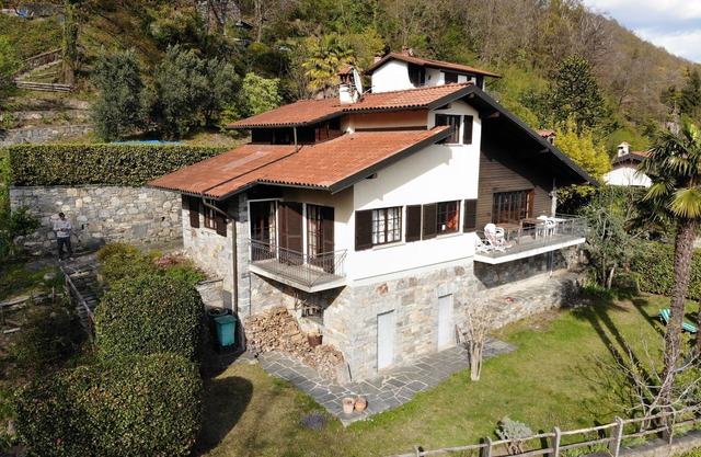 Large house with garden and stunning views of Lake Maggiore
