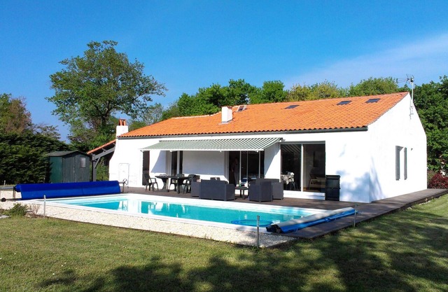 Large house with pool, ideal family or friends