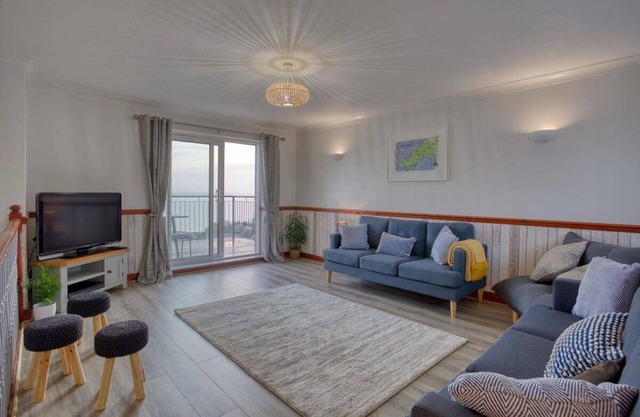 Large House with Panoramic Sea Views & Parking