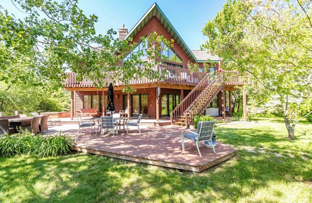 LARGE LAKEFRONT HOME ON LAKE PETENWELL WITH VOLLEYBALL COURT