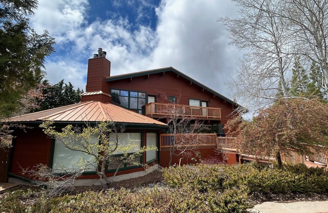 Large luxury 4600' Mt. Shasta Home on Resort Golf Course w/Breathtaking Views