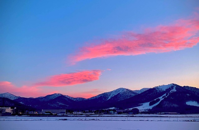 Large panoramic view of the ski slopes from the large windows. Ezo squirrels and wild birds visit the windows and can be fed during your stay. The warmth of the wood stove creates a comfortable moment. (Pets are allowed.)
