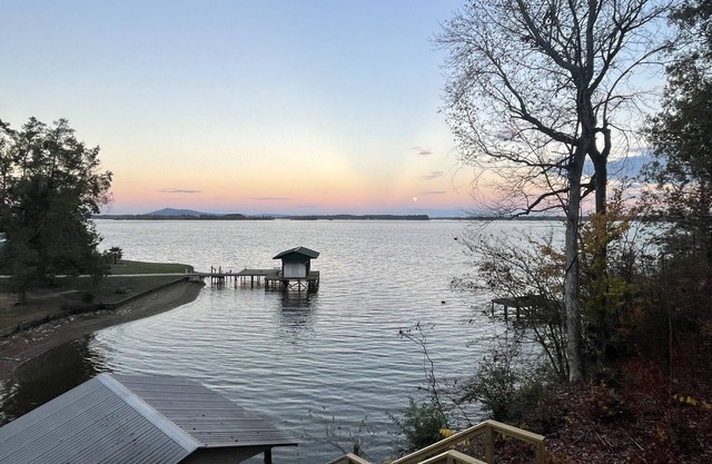 Large, quiet cabin on Weiss Lake with excellent views