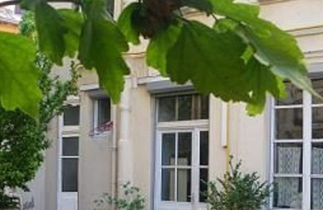 Large, quiet studio with sleeping area, in old building with courtyard