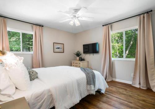 Large Remodeled 4 Bed 3 Bath Secluded With Hot Tub