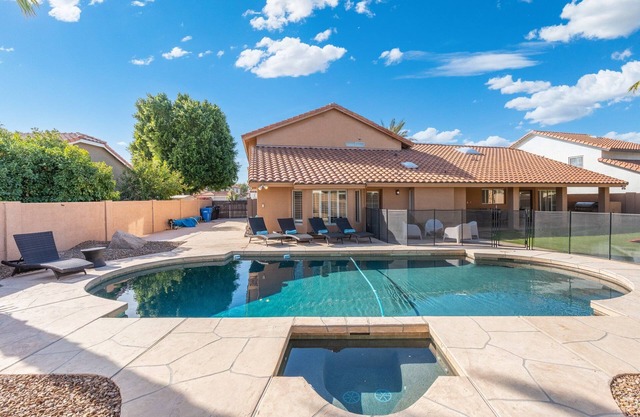 LARGE Scottsdale Getaway! Heated Pool, Spa & Yard