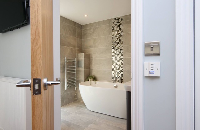 Large Spacious Luxury 2 bedroom apartment secure parking 5 min to town centre