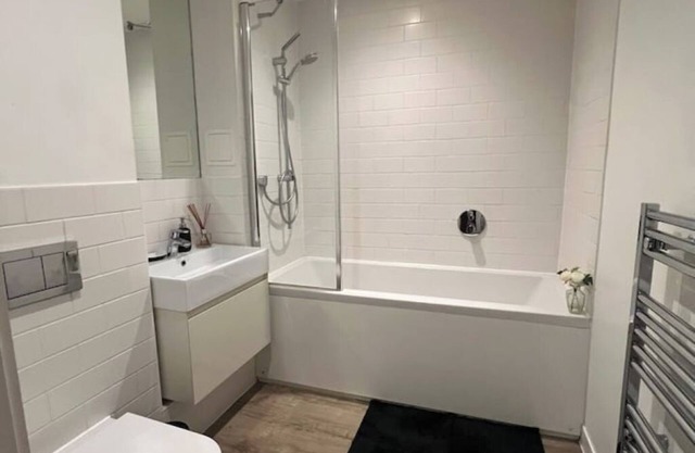 Large Spacious Modern Flat 1 Minute from station