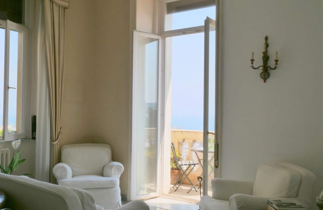 Large Studio - Very Light & Airy - Balcony - Stunning Sea Views - Wi-Fi