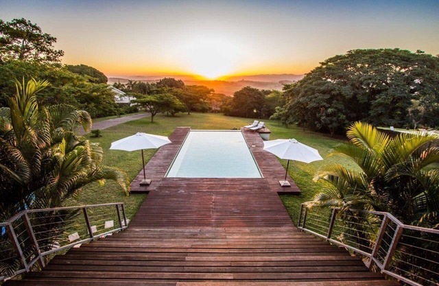 Large stunning villa near beach with rimflow swimming pool in Mtunzini