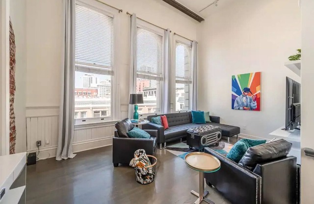 Large Stylish Loft in Gaslamp, 5 Beds w/ 1 Parking
