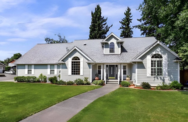 Large Traveler friendly 3 bedroom Rambler minutes to amenities!