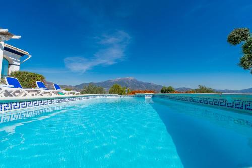 Las Alondras stunning lake views