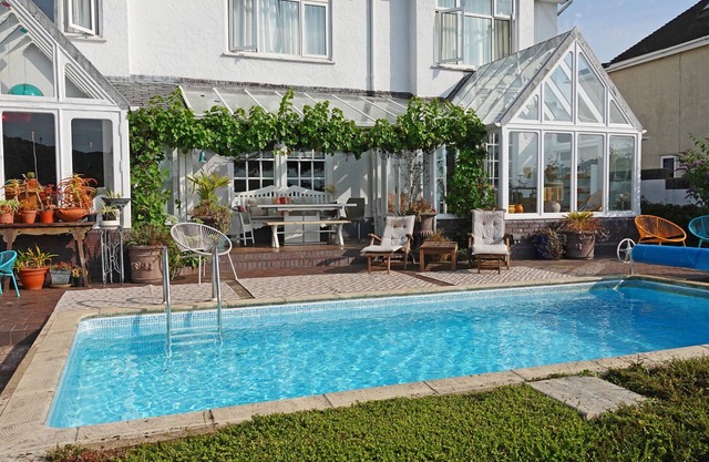 Lauriston House-river view home - pool and garden