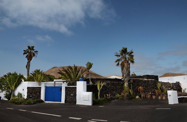 Lava stone farmhouse Yazmina with beautiful garden