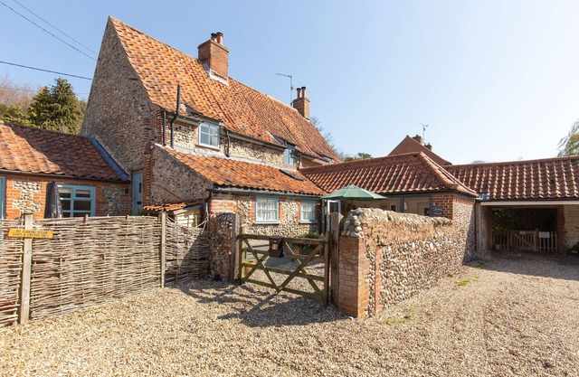 Lavender Cottage - a self catering cottage that sleeps 4 guests in 2 bedrooms