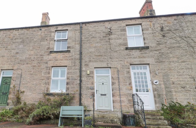 LAVENDER COTTAGE, pet friendly, country holiday cottage in Glanton