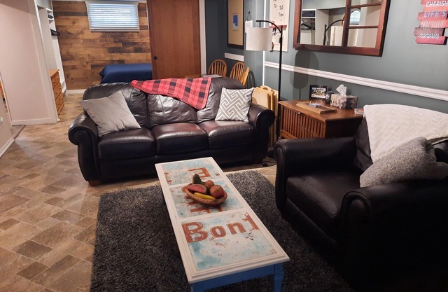 Lazy Days on Leir-2 Bedroom Guest Basement Suite