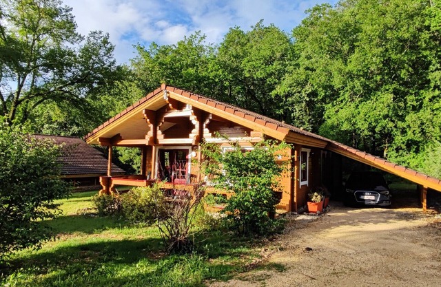 Le Chalet Le Roy in Mauroux – Relaxation, Nature & Family Fun!