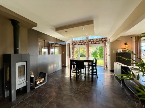 Le Jardin de Rose et Capucine, piscine et jardin avec terrasse