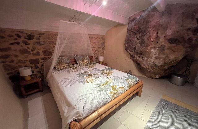 Le Rocher Fayence atypical apartment in the ramparts