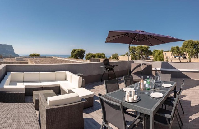 Le Vallat vue mer cassis terrasse privative spa jacuzzi barbecue calanques