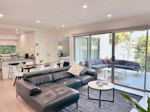 Leafy & Quiet Apt with Big Balcony, Parking & 65" TV