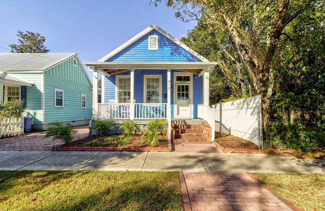 Leaning Lorelei: Light & Airy Downtown Cottage
