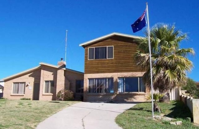 Ledge Point Beach House STRA6043N5EPUULDn6 minutes walk to the Ocean