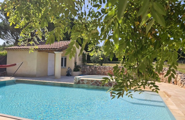 Les Glycines-piscine à Débordement