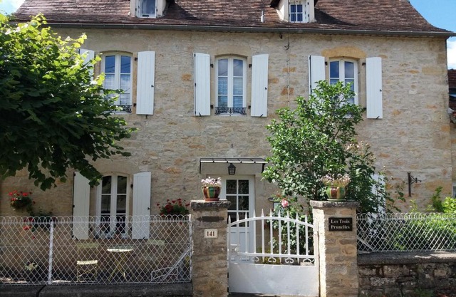 Les Trois Prunelles