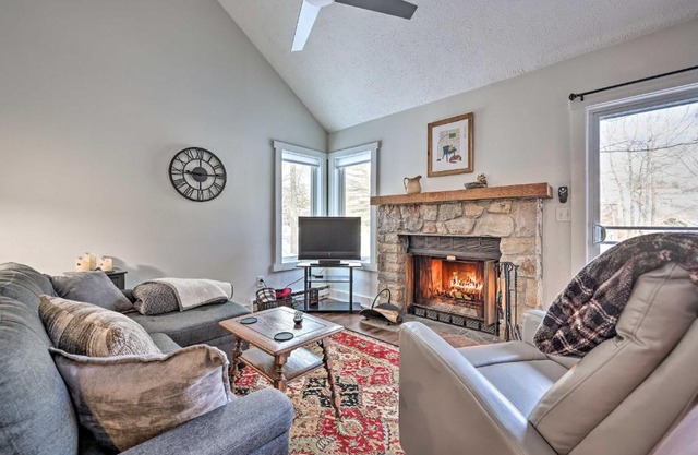 Less Than 1 Mi to Jack Frost Lake Harmony Townhome!