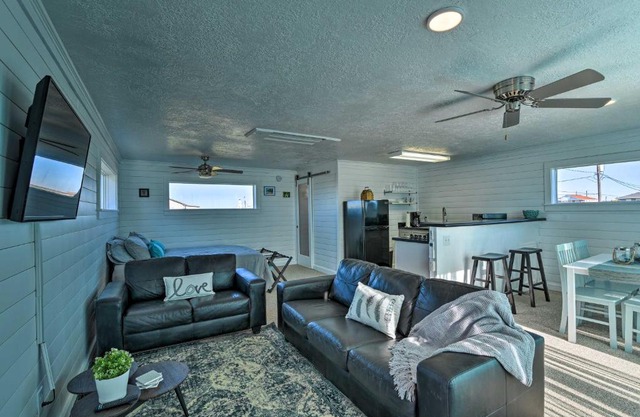 Less Than 1 Mi to Surfside Beach Open-Concept Cottage