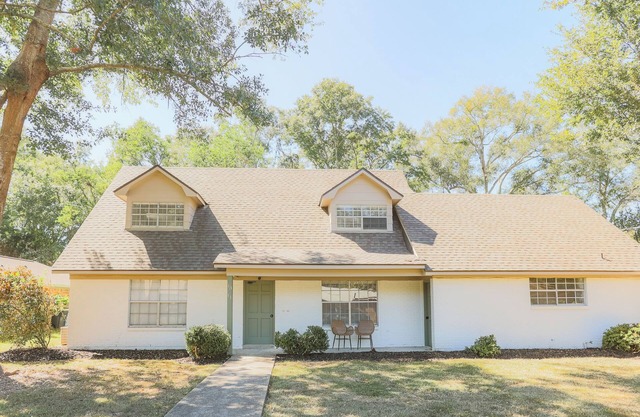 Less than 1 mile from downtown Fairhope!