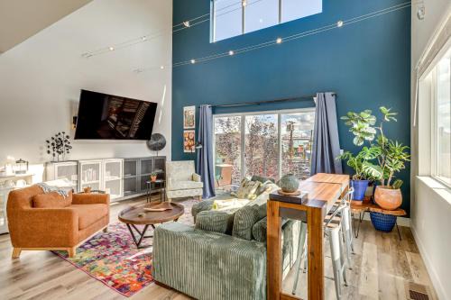 Less Than 2 Mi to Dtwn Reno Luxe MidTown Gem with Patio