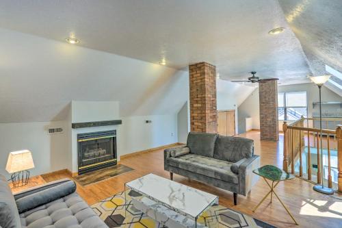 Less Than 3 Mi to Dtwn Cleveland Apt with Deck and Wet Bar