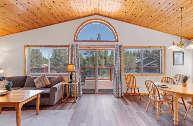 Less Than 8 Mi to Donner Lake Home with Deck and Balcony!